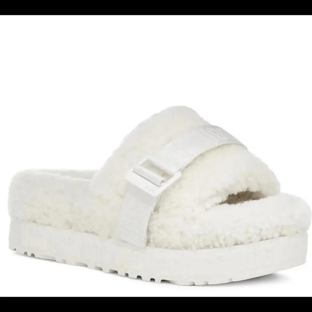 Giftable UGG Fluffita White Shearling Platform Sandal Slipper - Picture 1 of 14